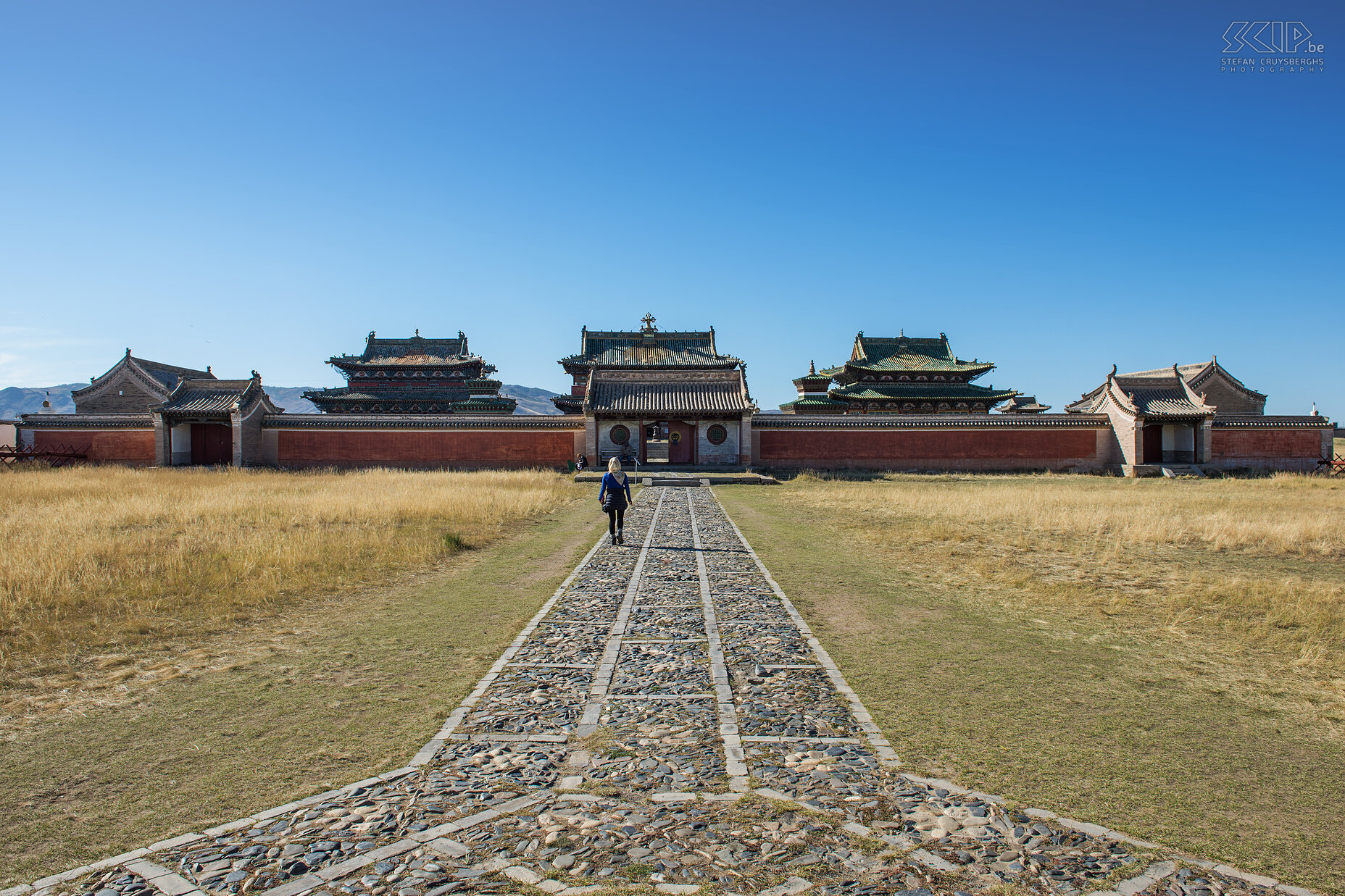 Kharkhorin - Erdene Zuu Kharkhorin/Karakorum/Kharkhorum was de oude hoofdstad van Mongolië. Ten tijde van Dzjengis Khan en zijn zoon Ogedei Khan was deze stad gedurende 40 jaar de hoofdstad. In 1264 verplaatste Kublai Khan de hoofdstad van zijn rijk naar Peking en daarmee verwerd Kharkhorin steeds meer een gewone stad. De stad is dan in 1380 door Chinese soldaten vernield. Alleen de gebeeldhouwde rotsen in de vormen van de schildpadden bleven gespaard. Veel stenen werden later gebruikt bij de bouw van het Erdene Zuu Khiid klooster.  Stefan Cruysberghs